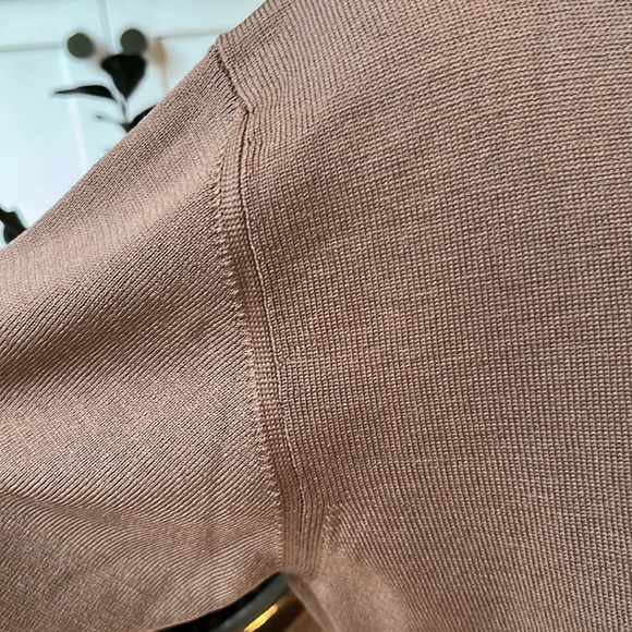 EUC Henri Bendel extrafine merino wool light brown crew neck long sleeve sweater - Picture 3 of 6